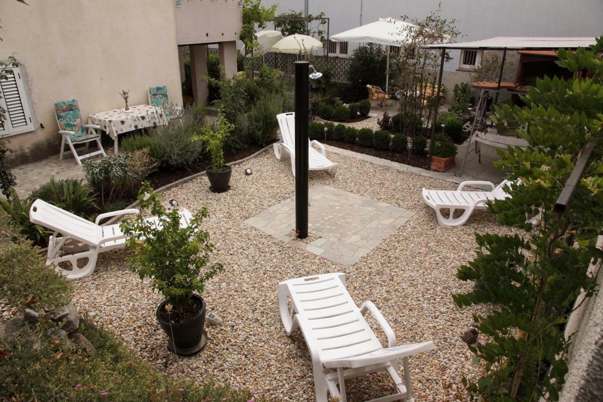 Apartments Mali Raj Vranjic Bagian luar foto